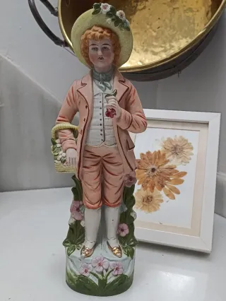 Figura de Galán  recogiendo flores .Biscuit