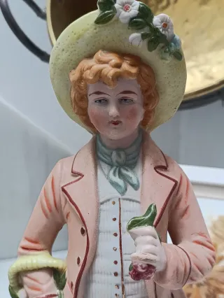 Figura de Galán  recogiendo flores .Biscuit