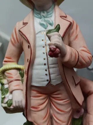 Figura de Galán  recogiendo flores .Biscuit