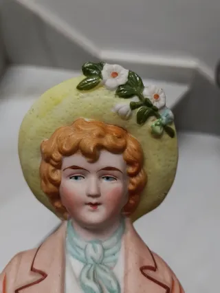 Figura de Galán  recogiendo flores .Biscuit