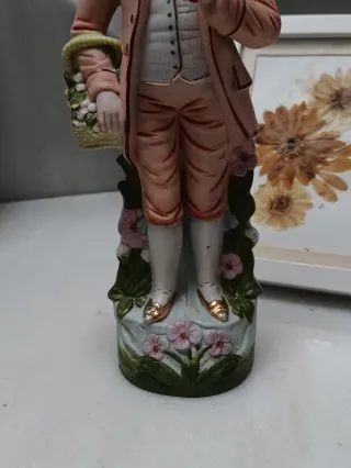 Figura de Galán  recogiendo flores .Biscuit