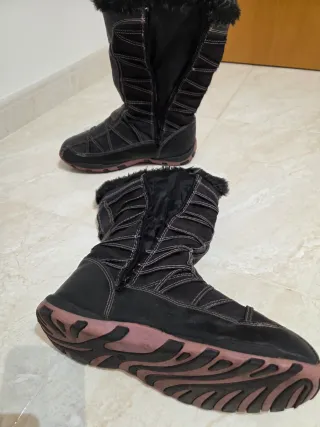 Botas de nieve negras y rosas