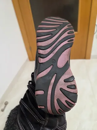 Botas de nieve negras y rosas