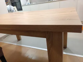 Mesa extensible de madera.