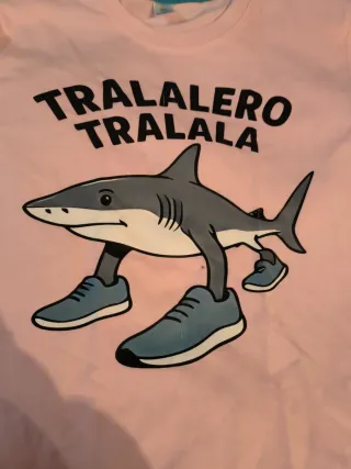 Camiseta rosa con tiburón y zapatillas