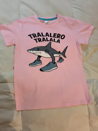 Camiseta rosa con tiburón y zapatillas