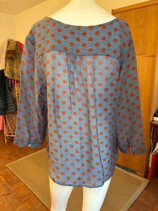 Blusa lunares azul y rojo talla 40