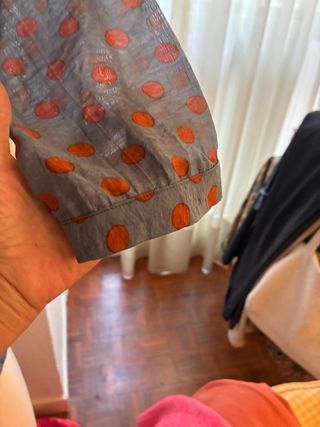 Blusa lunares azul y rojo talla 40