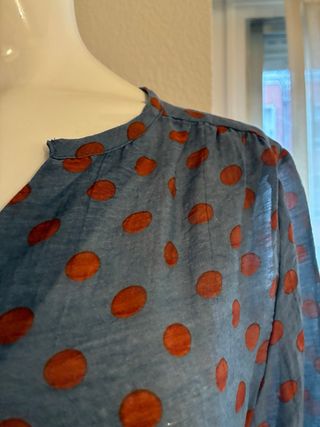 Blusa lunares azul y rojo talla 40