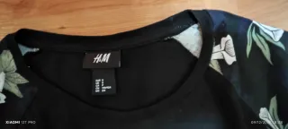 Camiseta negra con estampado floral