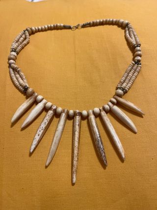 Collar étnico de cuentas y dientes