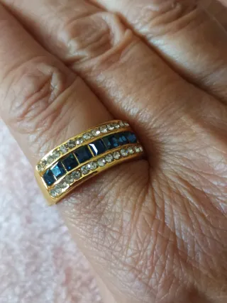 Anillo dorado con zafiros y diamantes