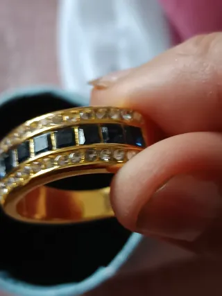 Anillo dorado con zafiros y diamantes
