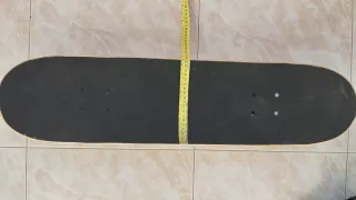 Monopatín con diseño geométrico