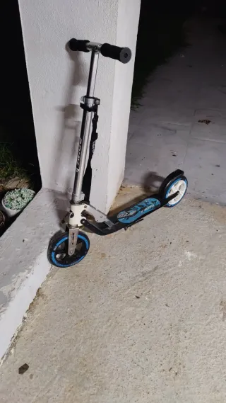 Patinete infantil con ruedas grandes