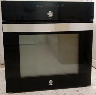Horno negro Balay pirolítico incrustrable.