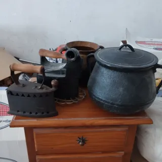 Olla de hierro y plancha antigua
