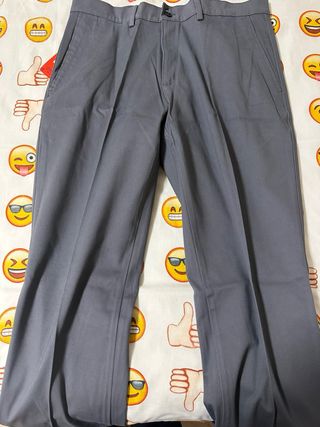 Pantalón de vestir gris, estilo oficina.