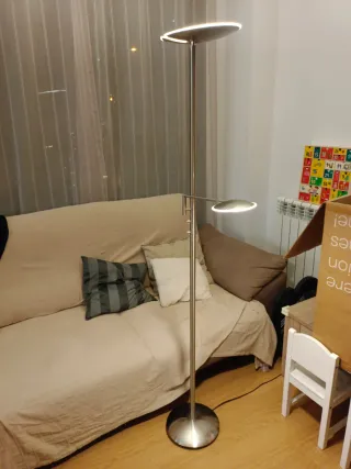 Lámpara de pie moderna plateada