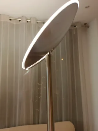 Lámpara de pie moderna plateada