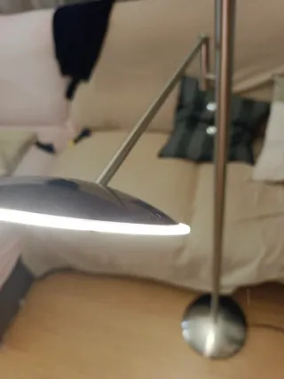 Lámpara de pie moderna plateada