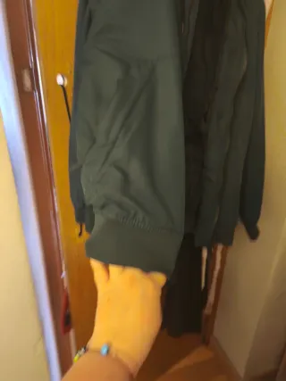 Chaqueta verde con capucha para hombre