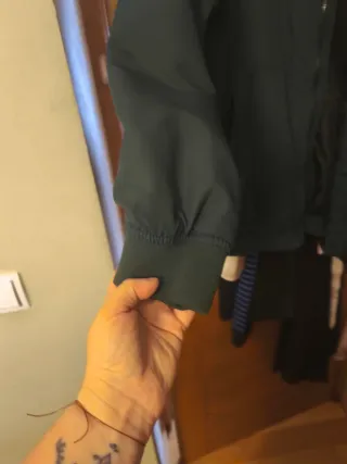 Chaqueta verde con capucha para hombre