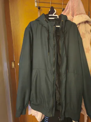 Chaqueta verde con capucha para hombre