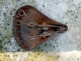 Sella bici in pelle. Nera