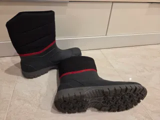 Botas de nieve negras y rojas