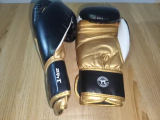 Guantes de Boxeo Venum Negros y Dorados