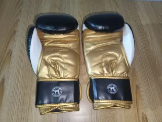 Guantes de Boxeo Venum Negros y Dorados