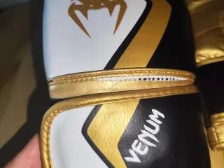 Guantes de Boxeo Venum Negros y Dorados
