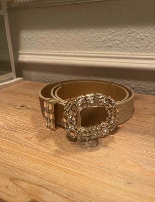 Cinturón dorado con pedrería