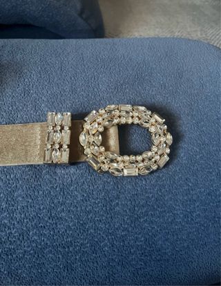 Cinturón dorado con pedrería