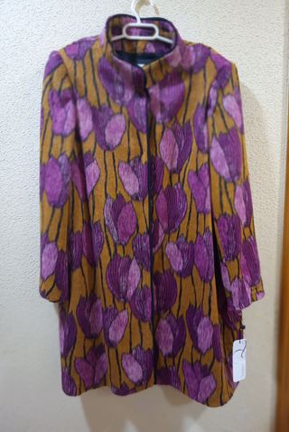 Elegante abrigo estampado floral talla XXXL