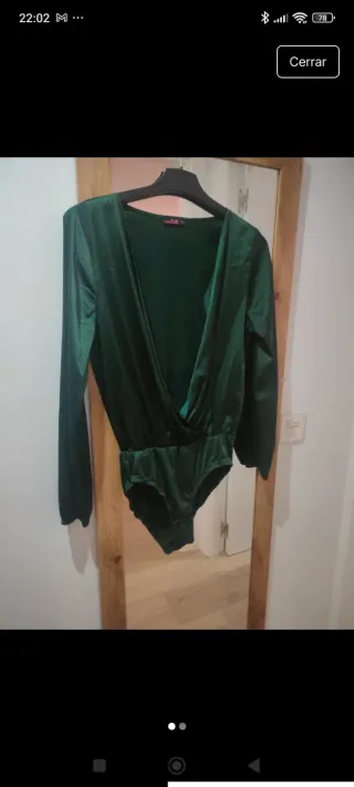 Body satén verde manga larga