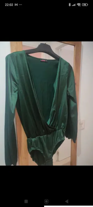 Body satén verde manga larga