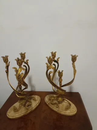 Candelabros de mármol y metal