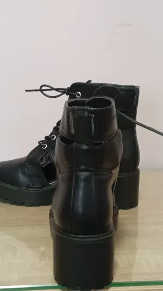 Botines negros con cordones y plataforma