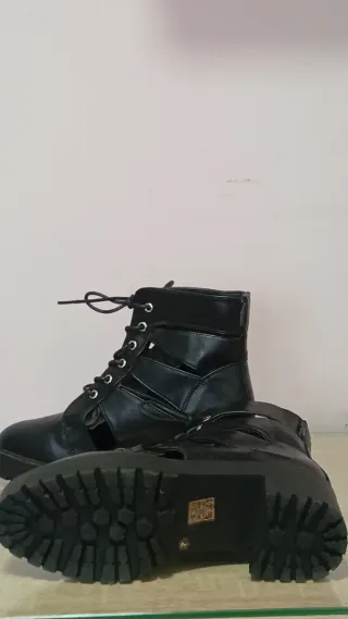 Botines negros con cordones y plataforma