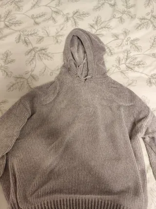 Sudadera gris con capucha