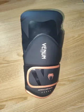 Guante de boxeo Venum negro