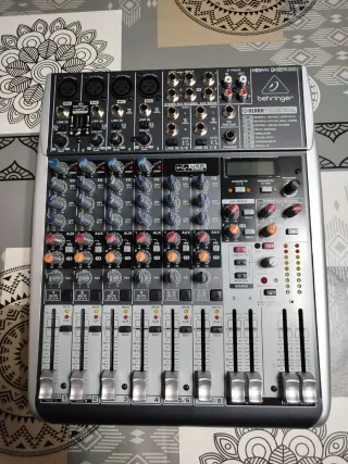 Mesa de Mezclas Behringer Xenyx QX1204USB