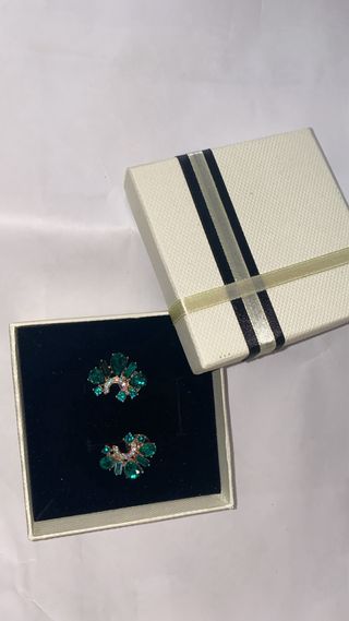 Elegantes pendientes con piedras azules