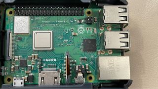 Raspberry Pi 3 B+ con carcasa y cargador
