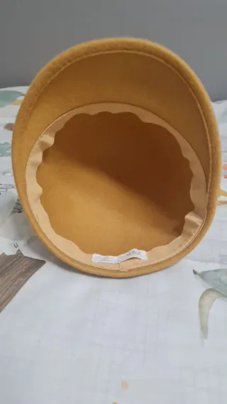 Gorro infantil amarillo con pompón