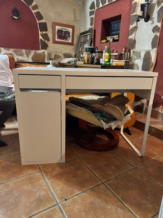 Mesa de estudio blanca con cajonera