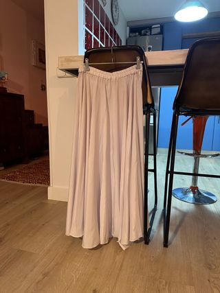 Falda blanca con vuelo