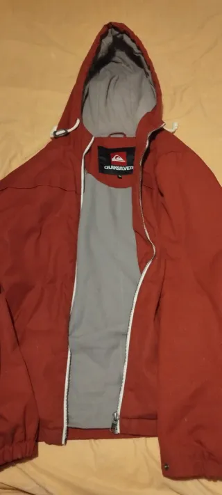 Chaqueta Quiksilver con capucha roja